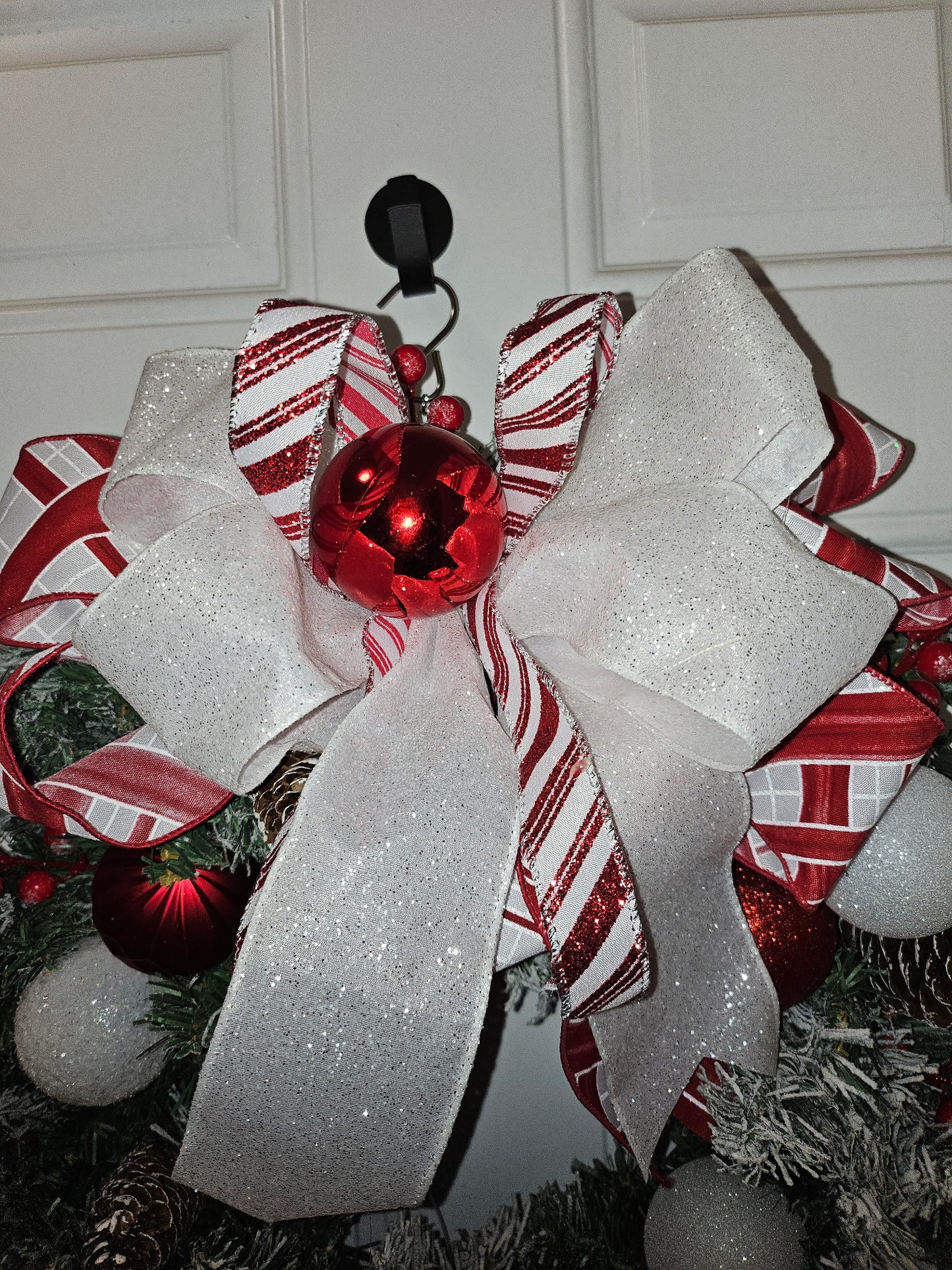 Red and White Classic Christmas Wreath